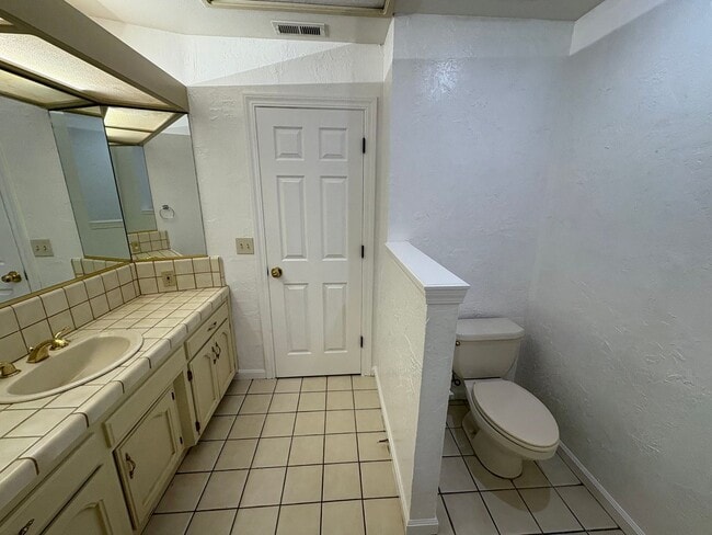 Building Photo - Entertainer delight rental home located in ''The Lakes'' subdivision Coming soon *Private Showing...