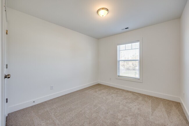 Building Photo - 913 W Virginia Ave