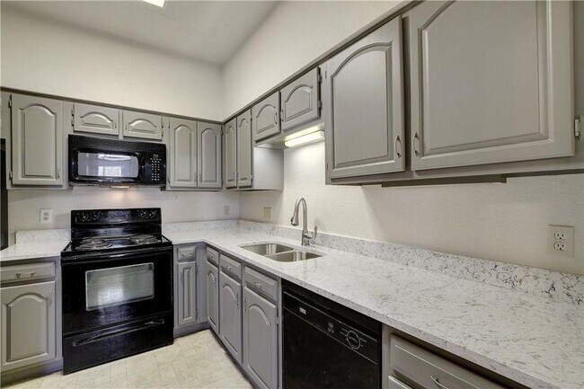 Building Photo - 1910 Robbins Pl