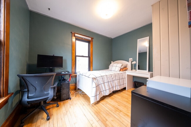 Building Photo - 2601 E 38th St