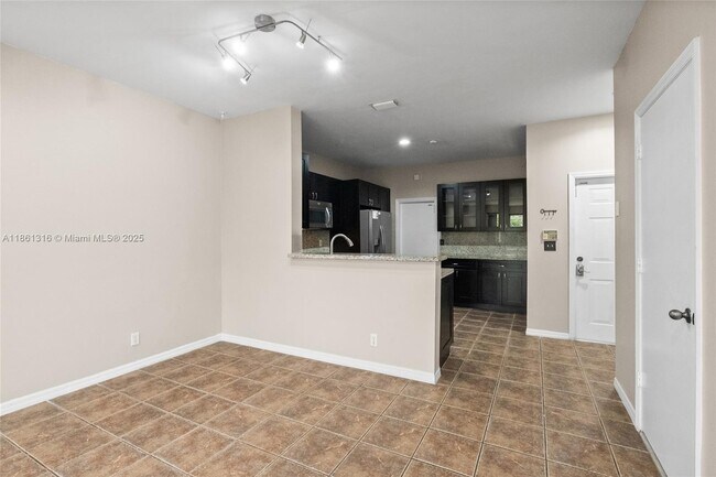 Building Photo - 2082 Madeira Dr