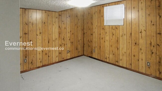 Building Photo - 4 Bed/2 Bath Home with Fenced Yard & Garage / Available Soon!