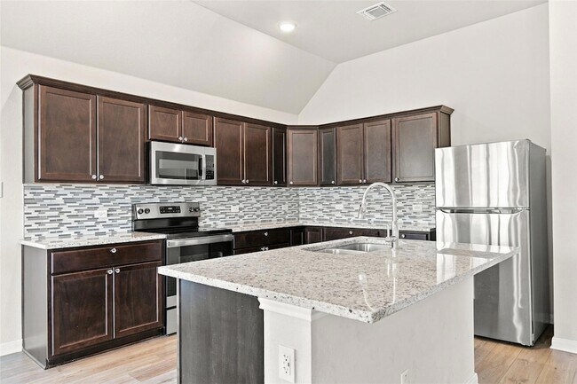 Building Photo - 808 Fallbrook Dr
