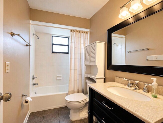 Building Photo - 614 Lake Carolyn Cir