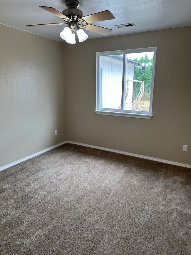 Building Photo - Cozy 3-bedroom rambler in Village Green av...