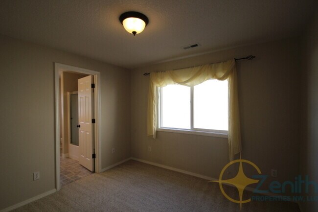 Building Photo - 7205 NE 159th Ave