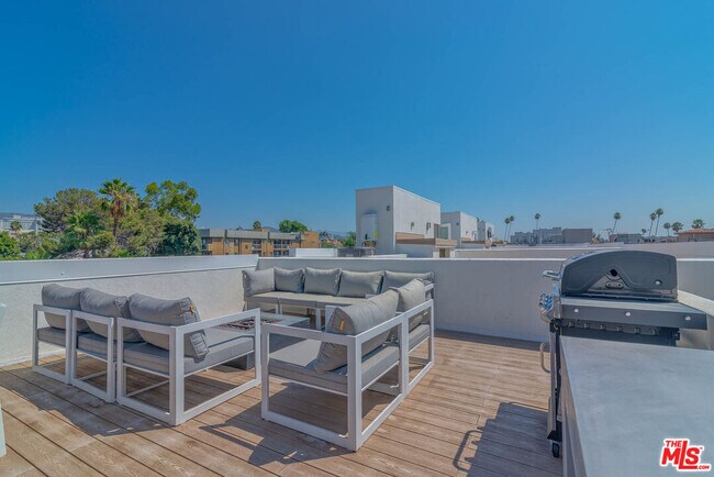 Building Photo - 1214 N Sycamore Ave