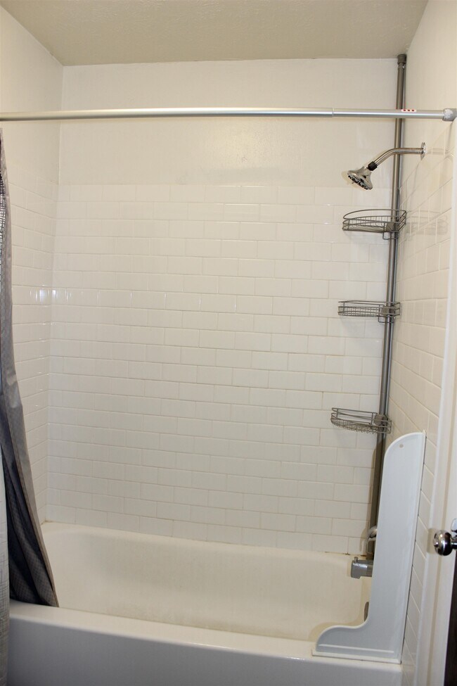 Building Photo - 409 Westwood Dr