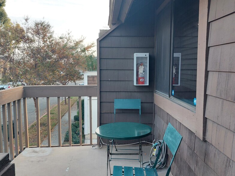 Building Photo - 927 S Downey Pl