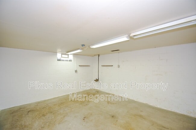 Building Photo - 1932 Otterbin St