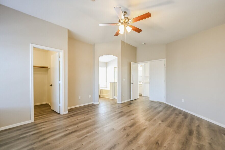 Building Photo - 1036 W Olive Ave