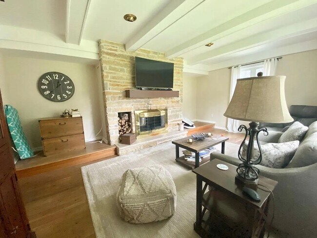 Building Photo - Desirable Mequon Home in Heart of Ville du...