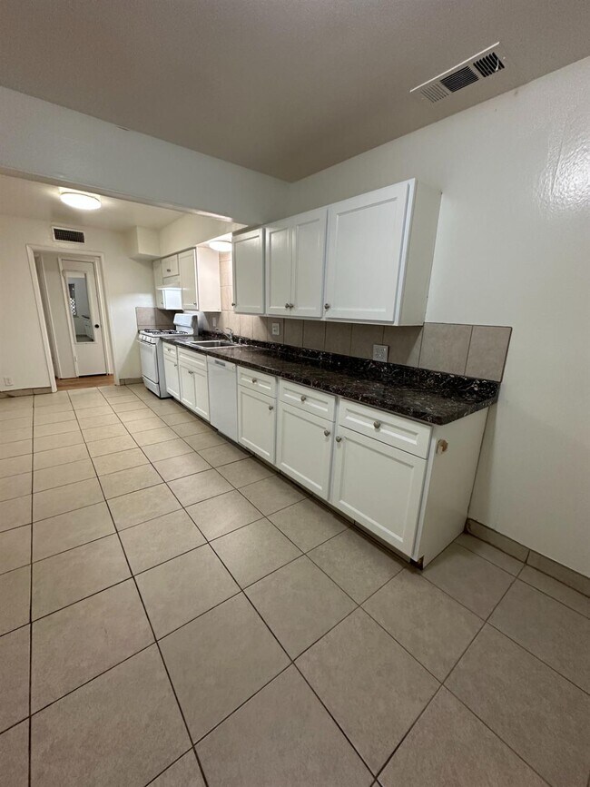 Building Photo - 707 N Villa Ave