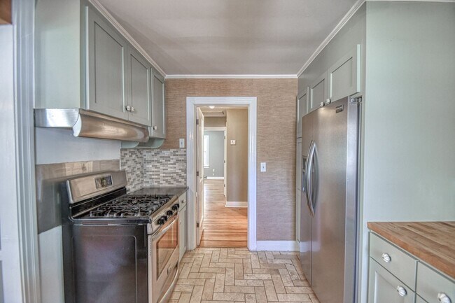 Building Photo - Charming Campus Home!
