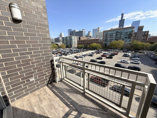 Building Photo - 1002 W Van Buren St