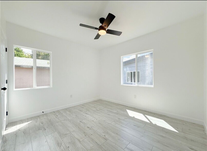 Building Photo - 1008 W 134th Pl