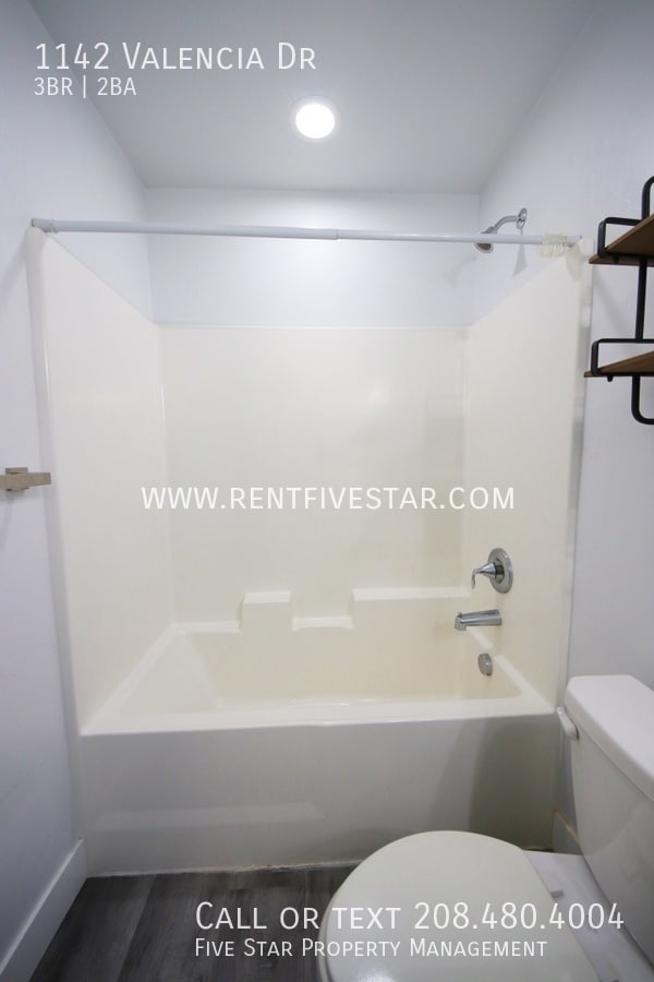 Building Photo - 1142 Valencia Dr