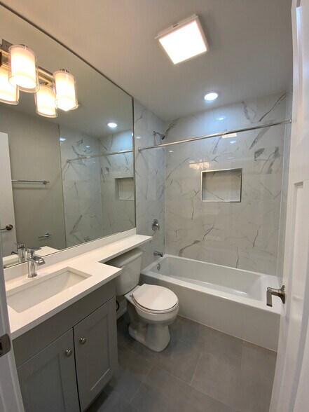 Building Photo - 440 W Belden Ave