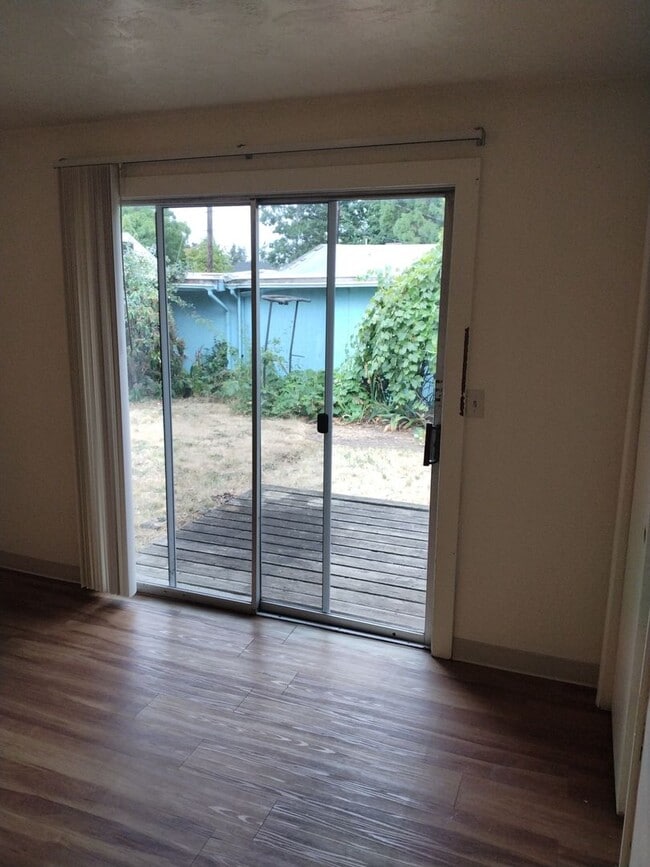 Building Photo - Adorable 2 Bedroom Home!