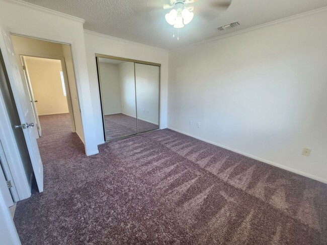 Building Photo - Spacious 3 Bedroom 2 Bathroom available now!