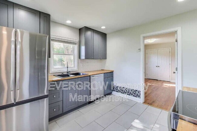 Building Photo - 321 Albany St