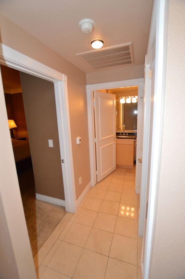 Building Photo - Meridian Luxury 2 Bd | 2 Ba Condo .