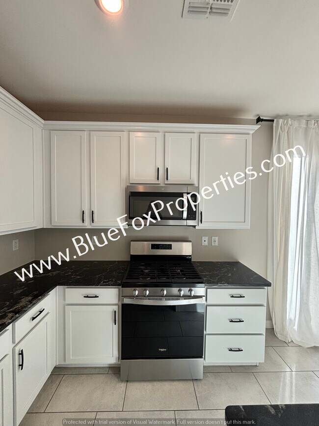 Building Photo - 1048 E Descent St