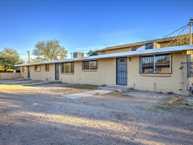 Building Photo - Fully Remodeled 2 Bedroom Home – Modern Co...