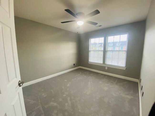 Building Photo - 9035 Parlor Dr