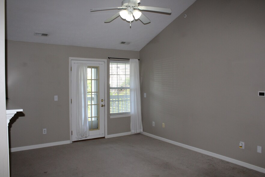 Building Photo - 14943 Lenox Dr