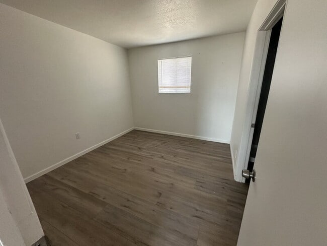 Building Photo - 5431 N Lakeshore Dr