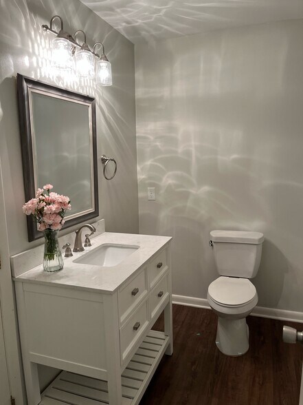 Building Photo - 132 Manhattan Ct