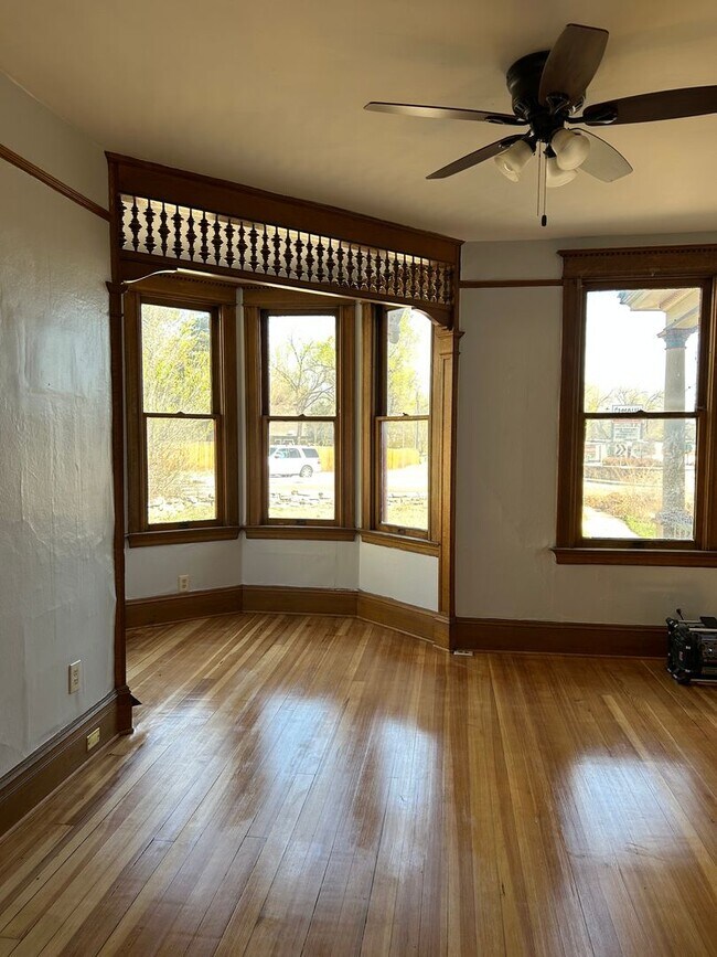 Building Photo - Historic Cheyenne Canyon Home