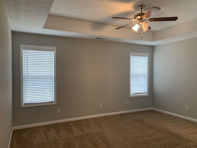 Building Photo - Charming 3 BR / 2 BATH Ranch!!