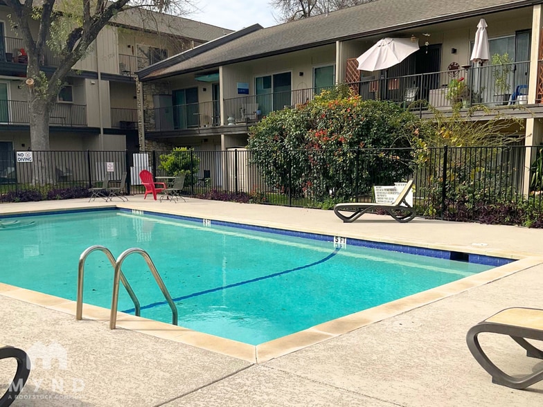 Building Photo - 500 E Riverside Dr