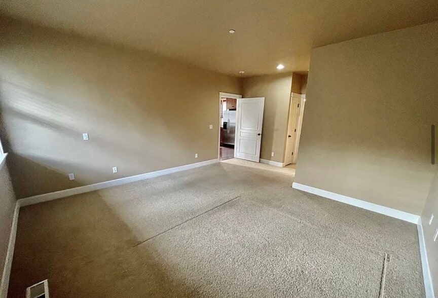 Building Photo - 8557 SE Bristol Park Dr