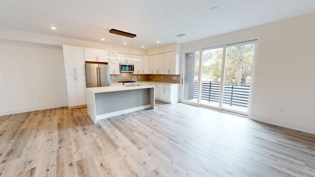 Building Photo - Gated | Light-Filled Townhouse | North Park