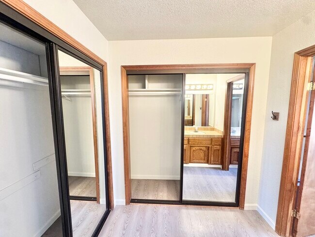 Building Photo - Stunning 3 bedroom 2.5 bathroom home in Folsom with large backyard