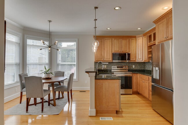 Building Photo - 4815 Lake Dr