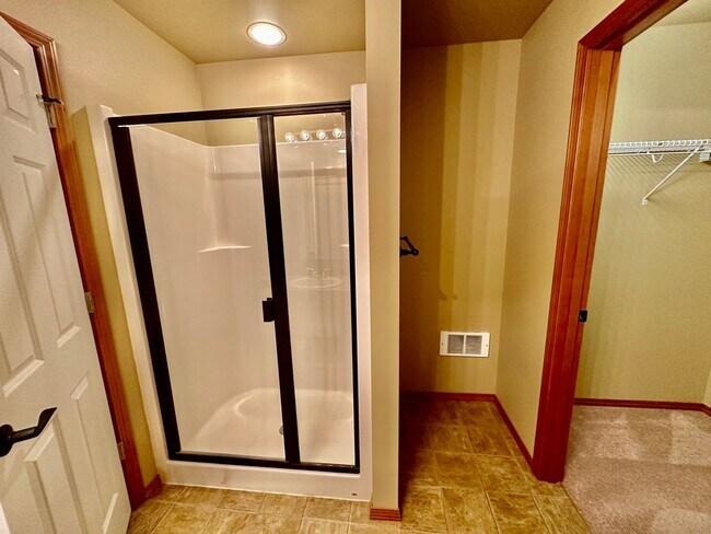 Building Photo - Spacious 2 Bedroom Sagebrook Townhome