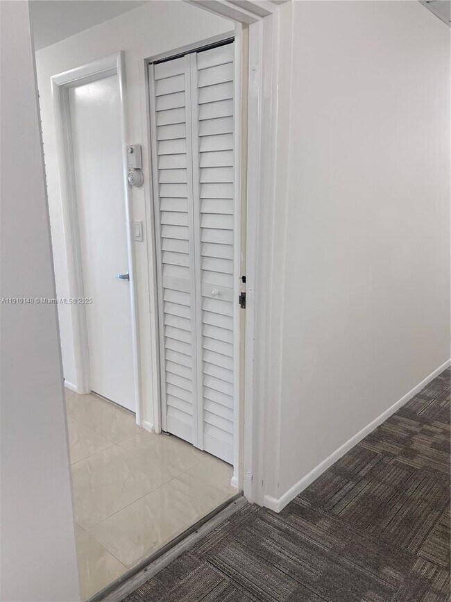 Building Photo - 400 N Riverside Dr