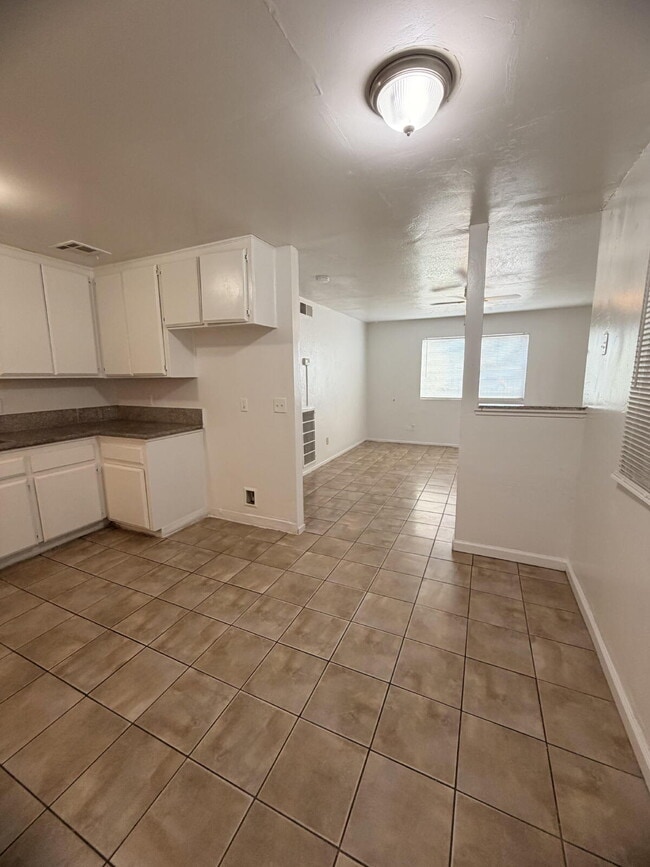 Building Photo - Spacious 3 Bed / 1 Bath Apartment with Open Layout & In-Unit Laundry