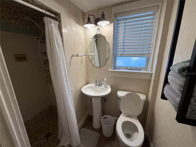 Building Photo - 824 E University Ave