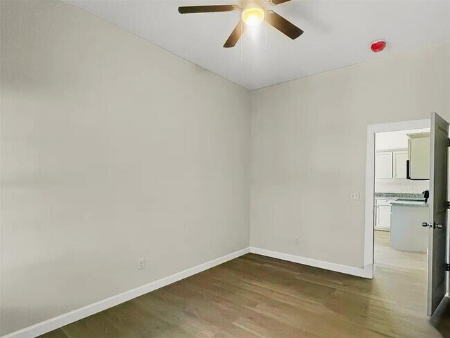 Building Photo - 410 NW Arlington Ave