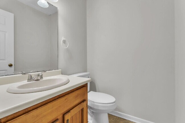 Building Photo - Spacious 4-Bed, 4-Bath Rental Home with Lake Views in Belle Terre Acres