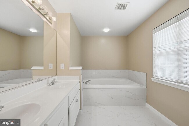 Building Photo - 6355 Willowfield Way