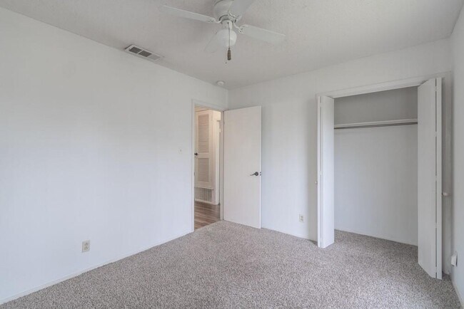Building Photo - 8110 Exmoor Dr