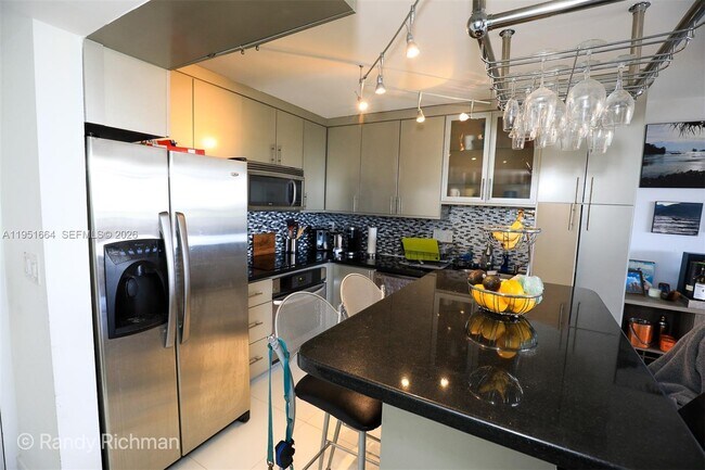 Building Photo - 600 NE 36th St