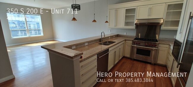 Building Photo - Beautiful Downtown Apartment!