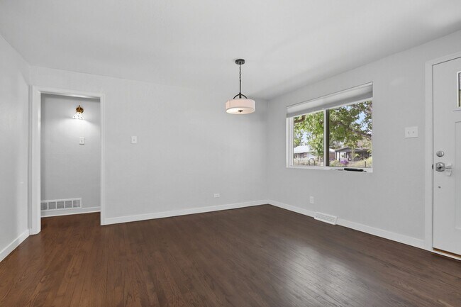 Building Photo - 2 bed 1 bath Ranch in Lowry in Denver